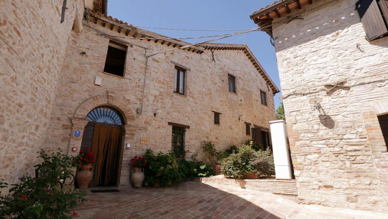 Borgo De' Varano By Hotel I Duchi กาเมริโน ภายนอก รูปภาพ