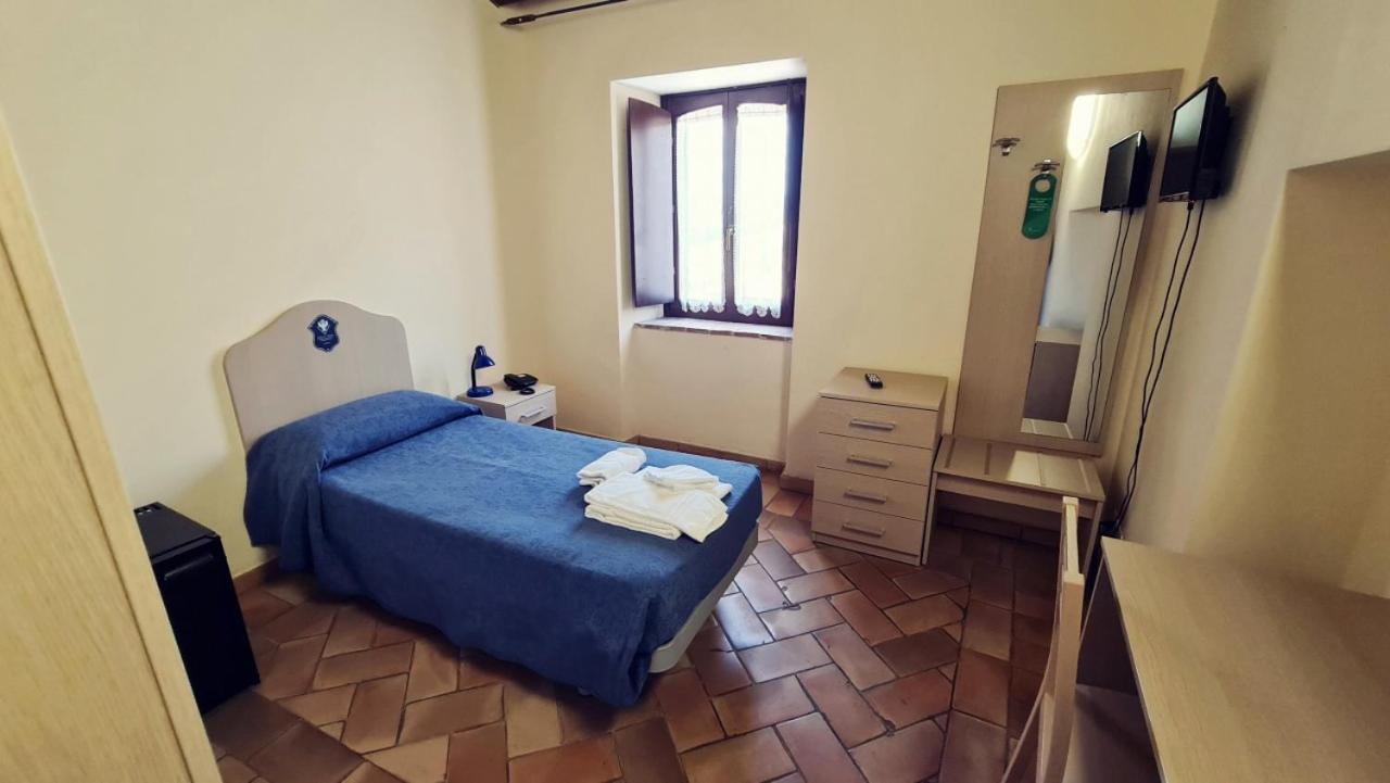 Borgo De' Varano By Hotel I Duchi กาเมริโน ภายนอก รูปภาพ