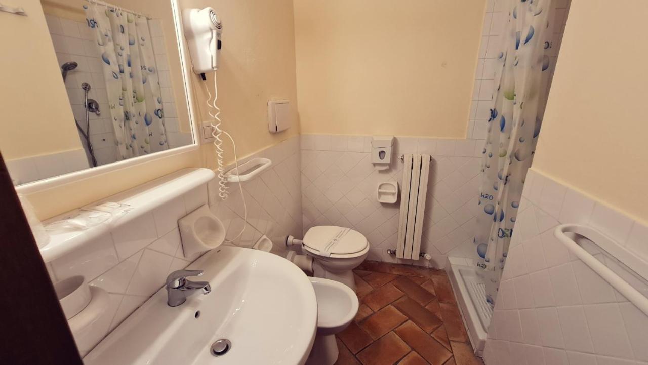 Borgo De' Varano By Hotel I Duchi กาเมริโน ภายนอก รูปภาพ