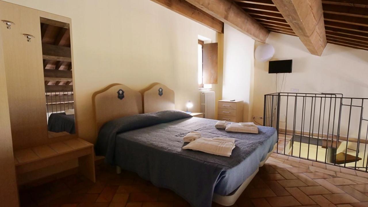Borgo De' Varano By Hotel I Duchi กาเมริโน ภายนอก รูปภาพ